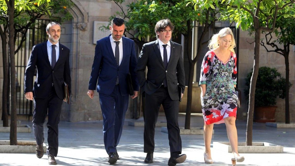 Carles Puigdemont i Santi Vila, amb Neus Munté, a l'entrada d'una reunió del Govern