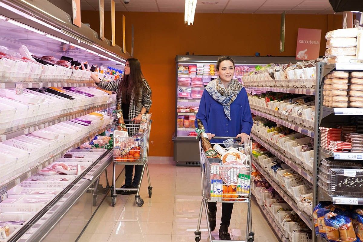 Una clienta comprant en un supermercat