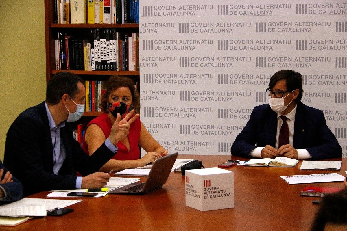 Salvador Illa, amb Alícia Romero i Òscar Ordeig en una reunió del partit