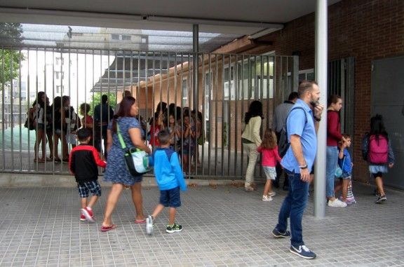 Imatge de l'entrada a l'escola Miquel Martí i Pol de Sabadell