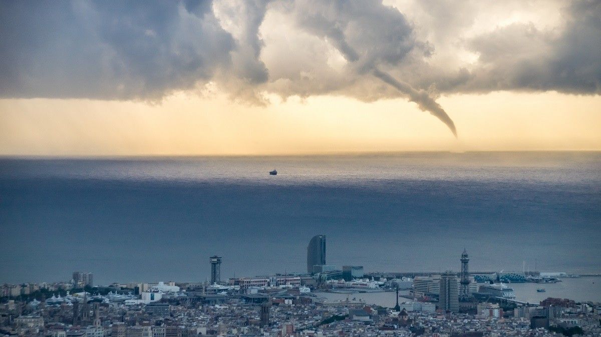 Una tromba marina a tocar de la costa de Barcelona.