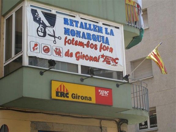 La pancarta, a la façana del local de les JERC al carrer Ultònia de Girona