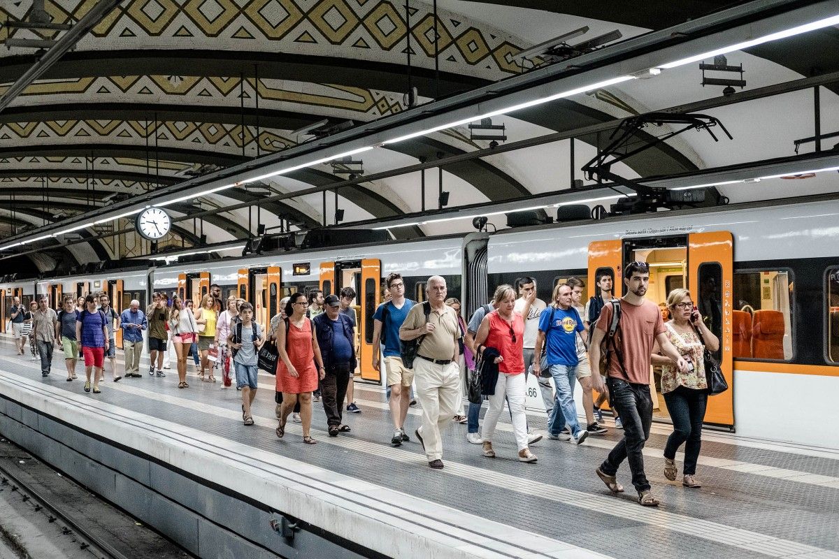 Gent a les andanes de l'estació de FGC de plaça Catalunya