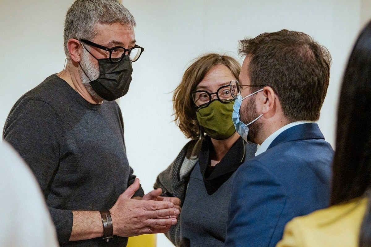 Carles Riera i Eulàlia Reguant parlant amb Pere Aragonès durant el debat d'investidura