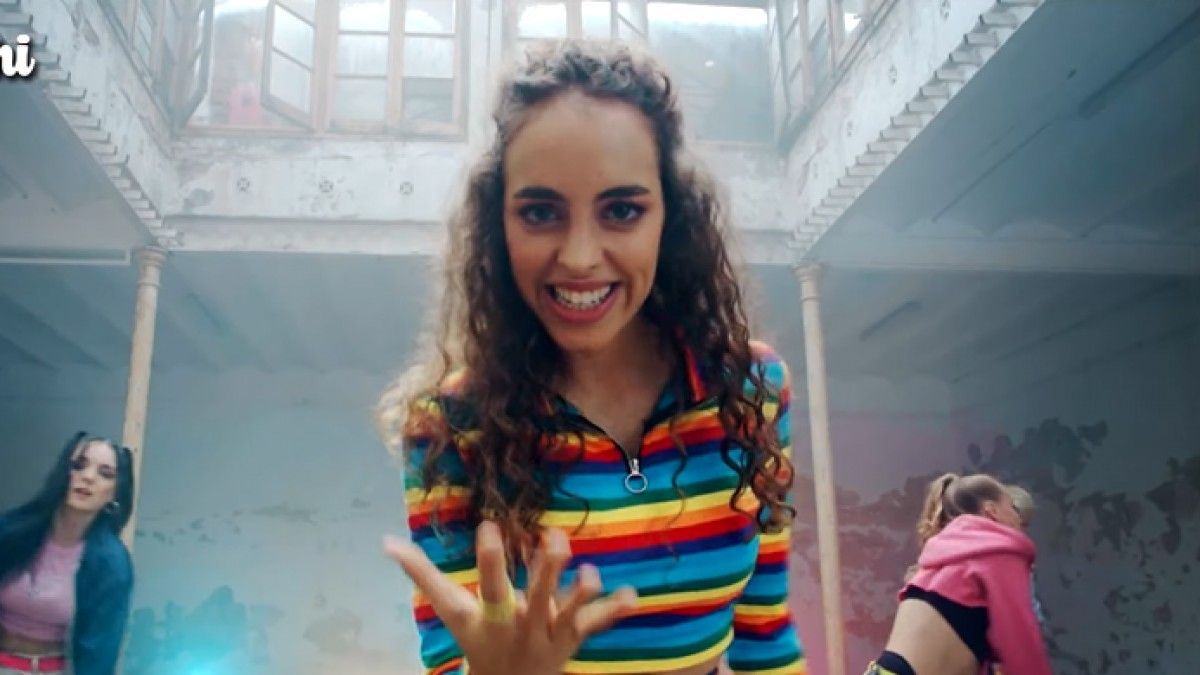 Martina Burón, en el videoclip de Junto a ti