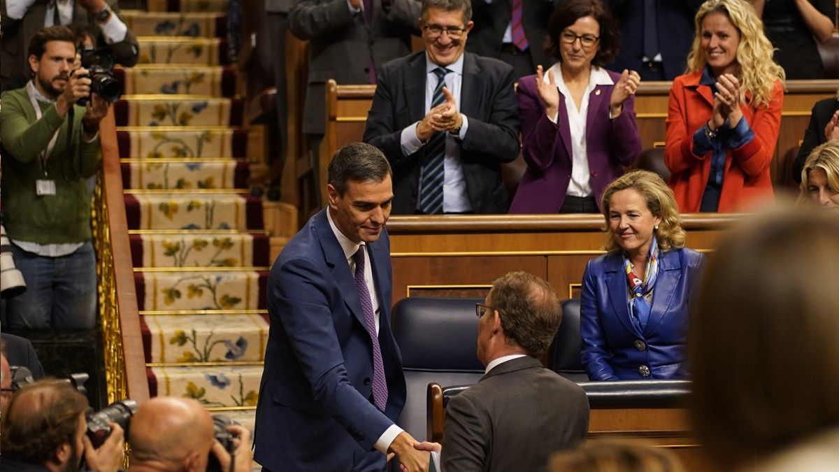 El líder del PP, Alberto Núñez Feijóo, felicita Pedro Sánchez