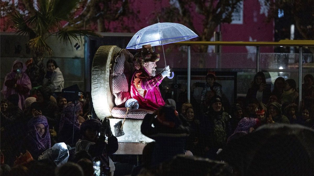 Pluja i paraigües a la cavalcada dels Reis d'Orient a Barcelona 2024.