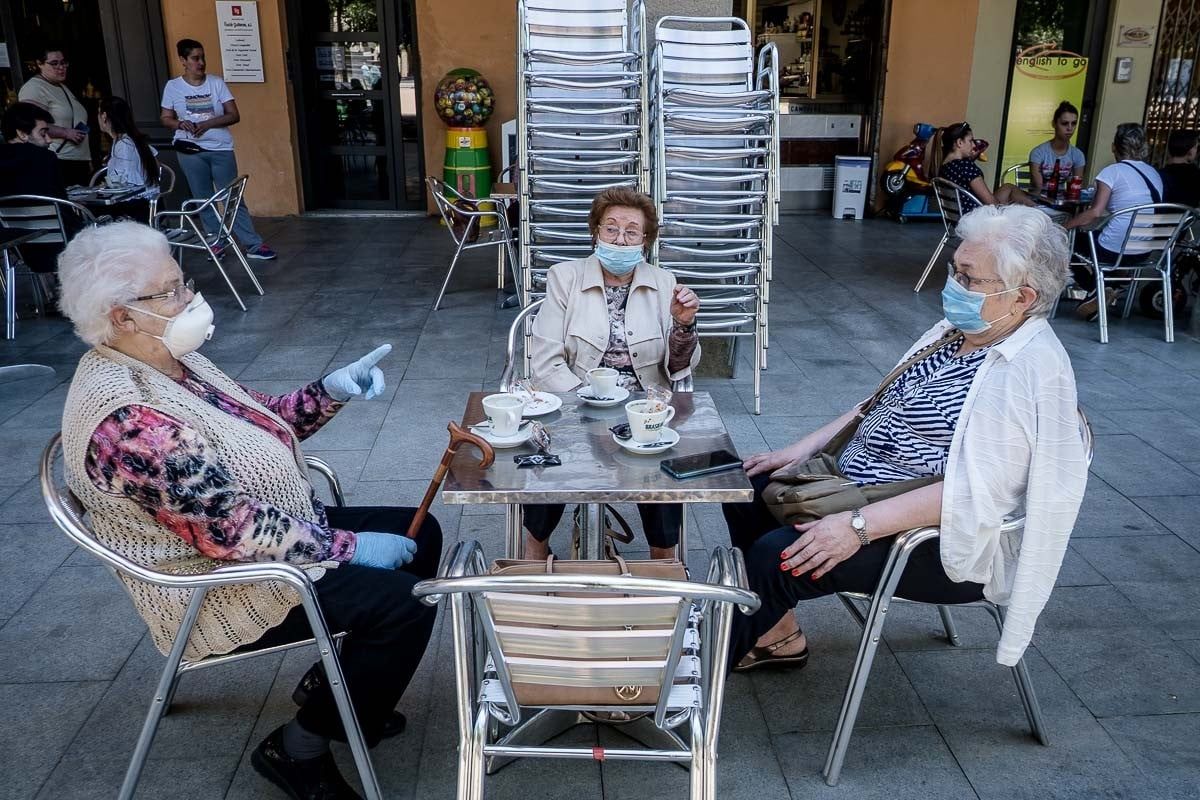 Tres àvies fent la tertúlia en una terrassa de Manlleu.
