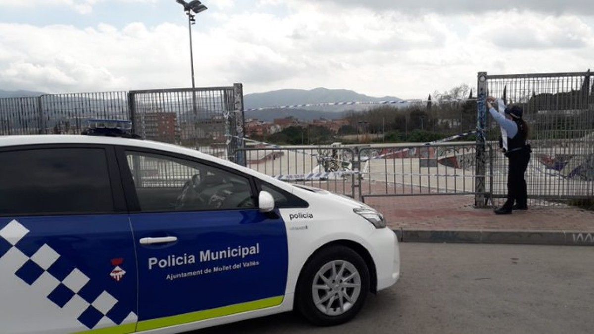 La Policia Local de Mollet, precintant un parc