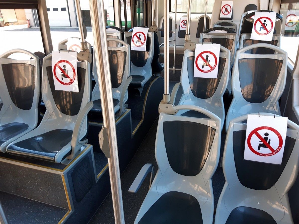 Els cartells limitant els seients per seguretat 