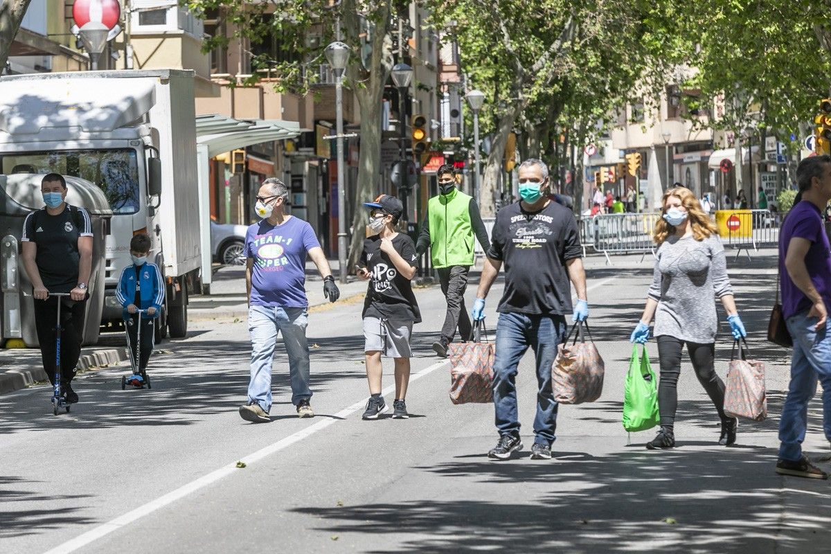 Imatge d'arxiu de gent passejant per Sabadell