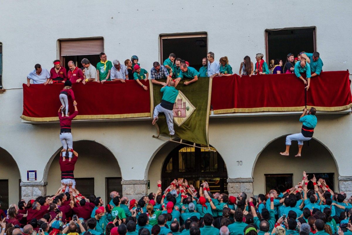 Els castellers pujant al balcó de l'Ajuntament de Barberà