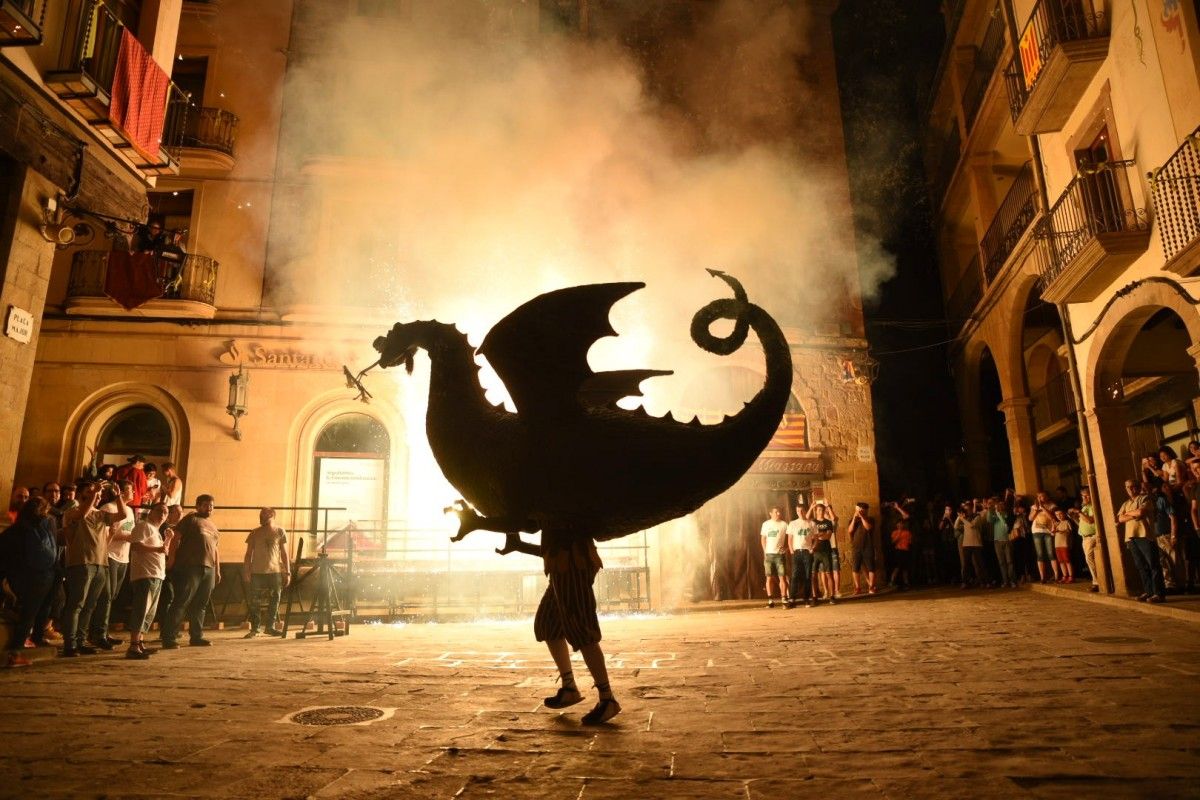 El drac en plena roda de foc protagonitza la foto guanyadora
