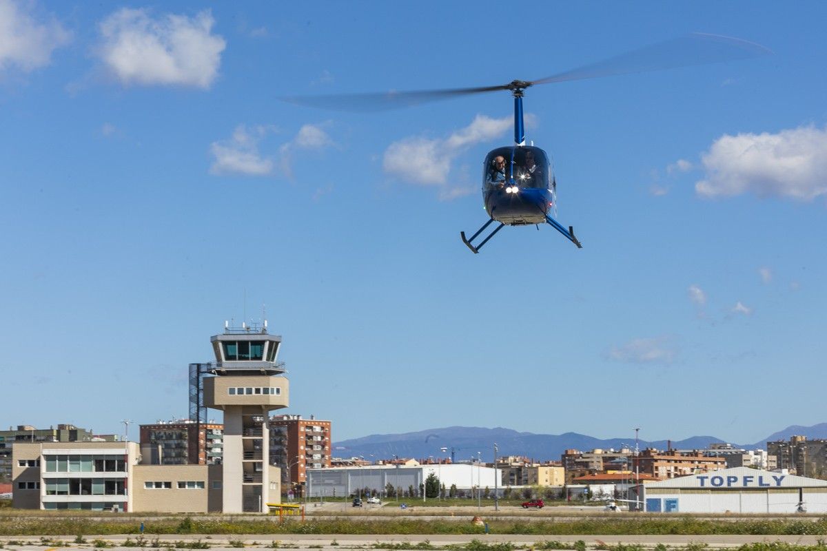 Un helicópter arribant a l'aeroport de Sabadell 