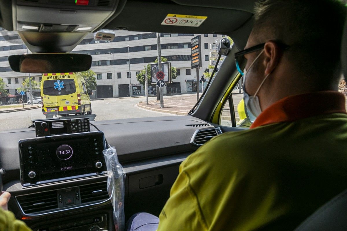 Una ambulància del SEM en camí d'una incidència