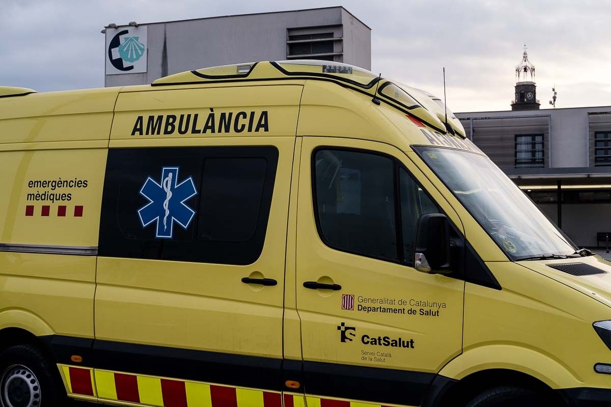 Una ambulància davant l'Hospital de Sant Jaume de Manlleu.