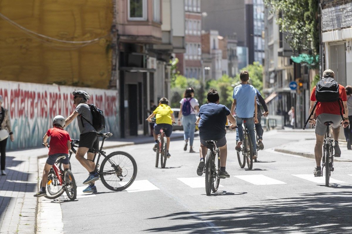  Els sabadellencs sortint a comprar, en bicicleta i a passejar amb amb els talls a la via pública