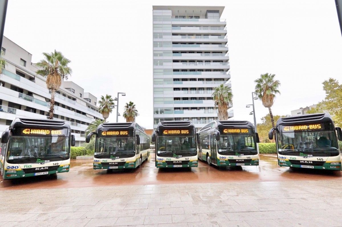 Alguns dels autobusos híbrids amb què ja compta Sabadell 