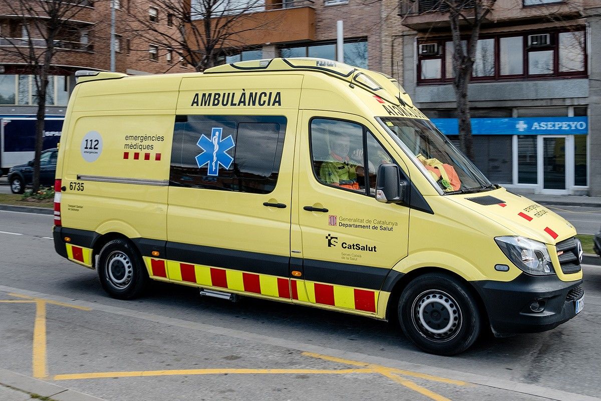 Una ambulància circulant pel centre de Vic.
