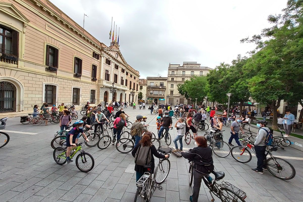 Les bicicletes protestant a la plaça Sant Roc