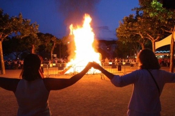 Sant Feliu de Guíxols (Baix Empordà) ha recuperat la foguera de Sant Joan i desenes de persones han ballat una sardana al seu voltant.