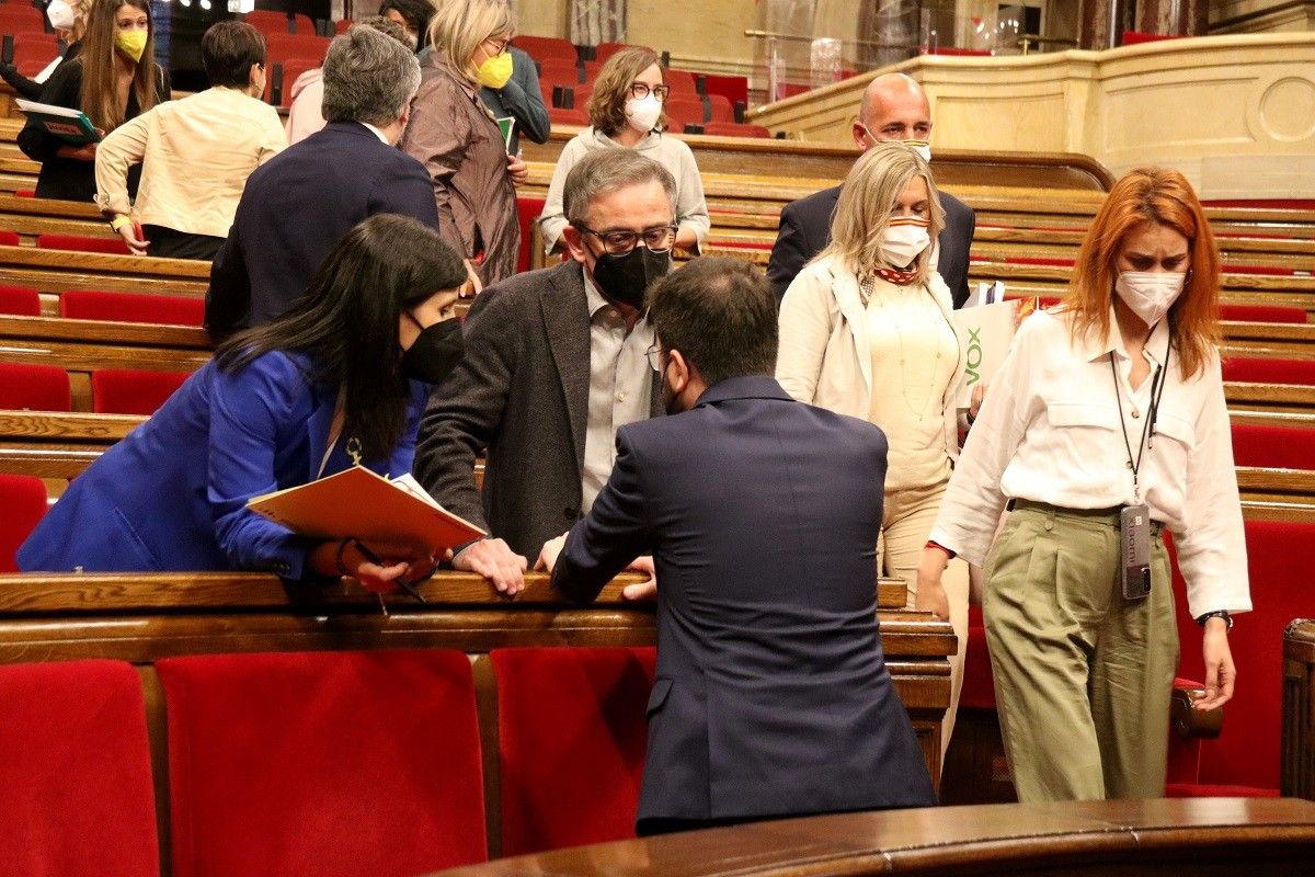 Jéssica Albiach passa pel costat de Pere Aragonès al Parlament.