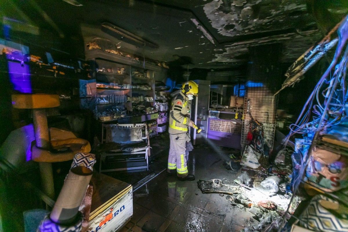 Un bomber inspeccionant l'interior del local