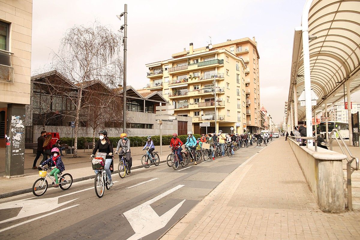 Les bicicletes ocupant l'espai per on habitualment circulen cotxes i motocicletes