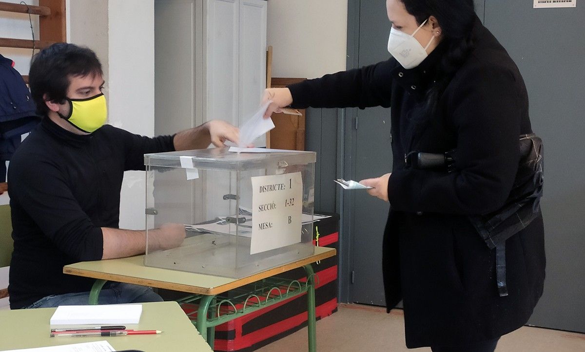 Una dona dipositant el seu vot