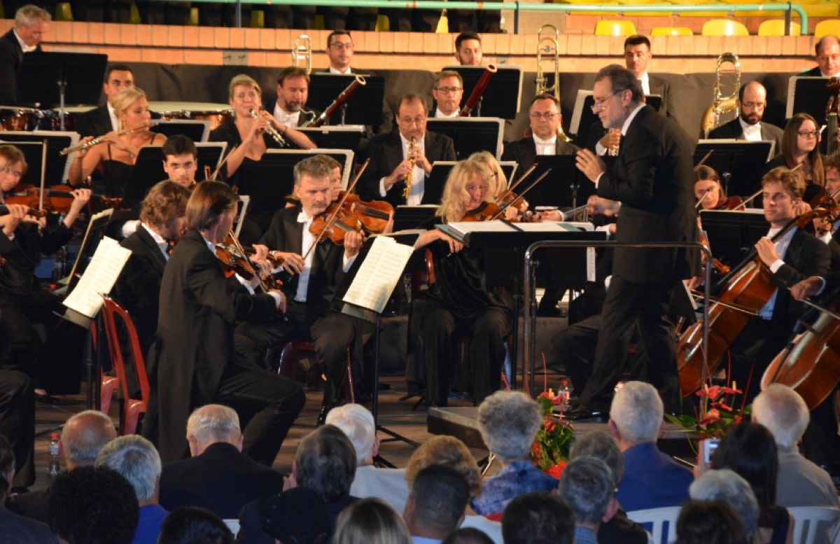 Josep Pons dirigint l'Orquestra Simfònica del Liceu.