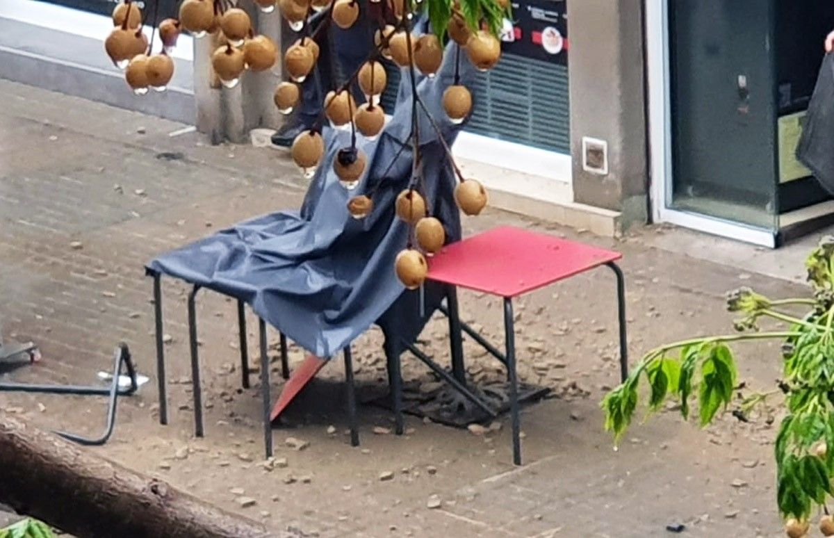 L'estat en què ha quedat la terrassa del local 