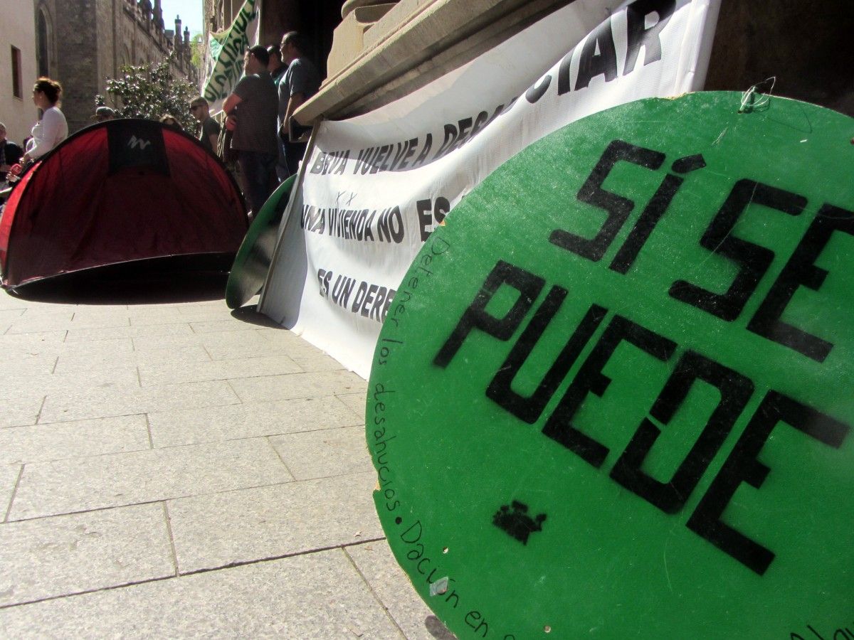 La protesta de la PAHC ha començat a la seu de l'antiga Caixa Sabadell