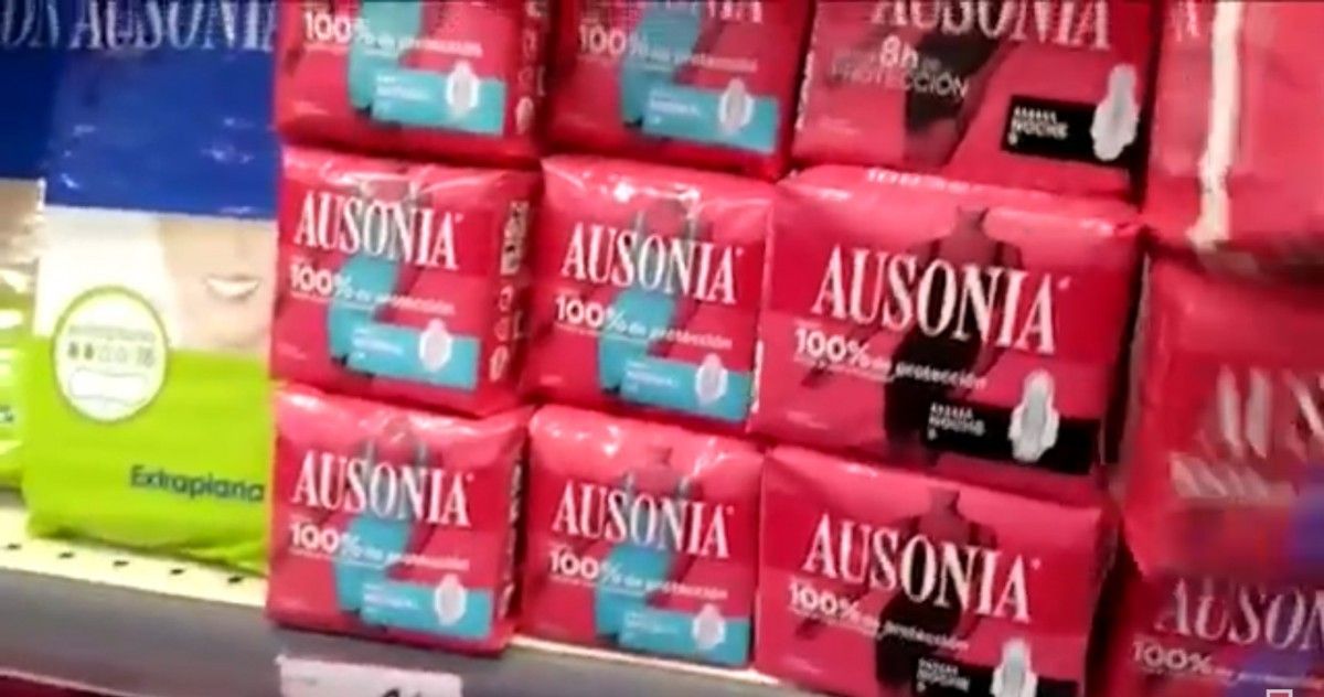 VÍDEO Acció Lila d'emporta compreses i tampons del supermercat