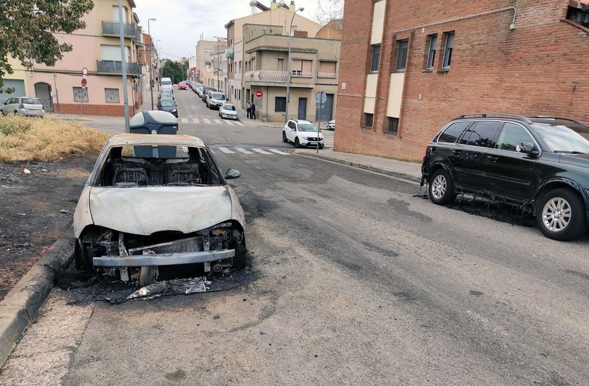 El vehicle cremat i un altre afectat a Merinals 