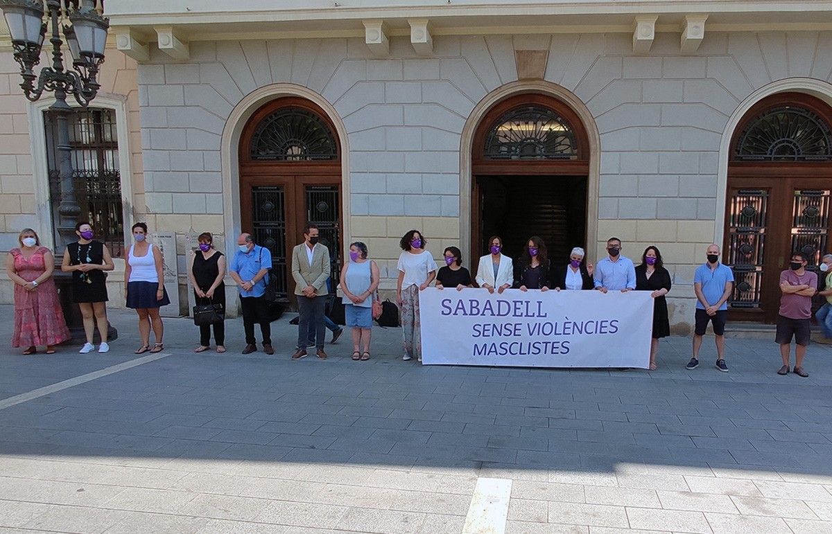 El minut de silenci a les portes de l'Ajuntament de Sabadell 