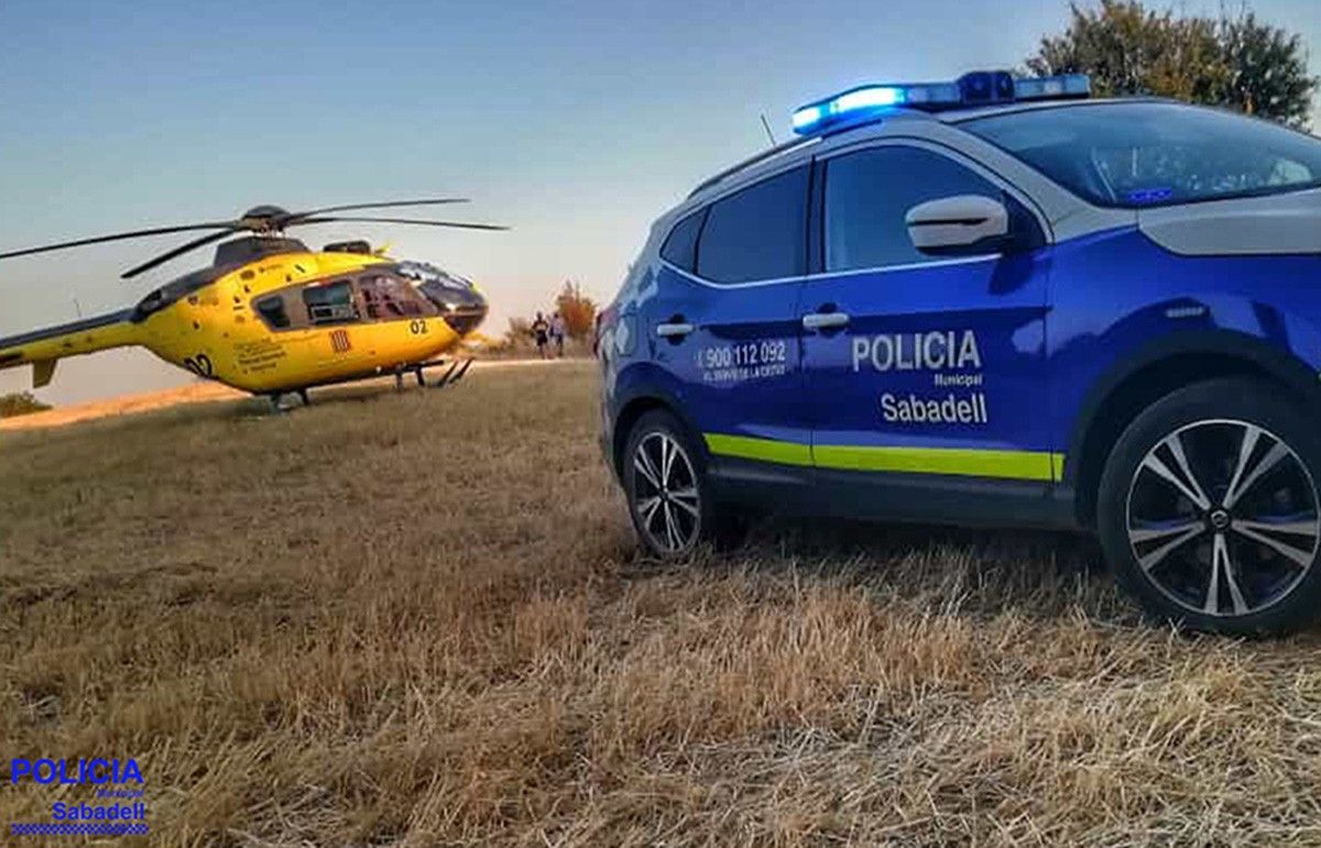 L'helicòpter dels Bombers i el vehicle policial  