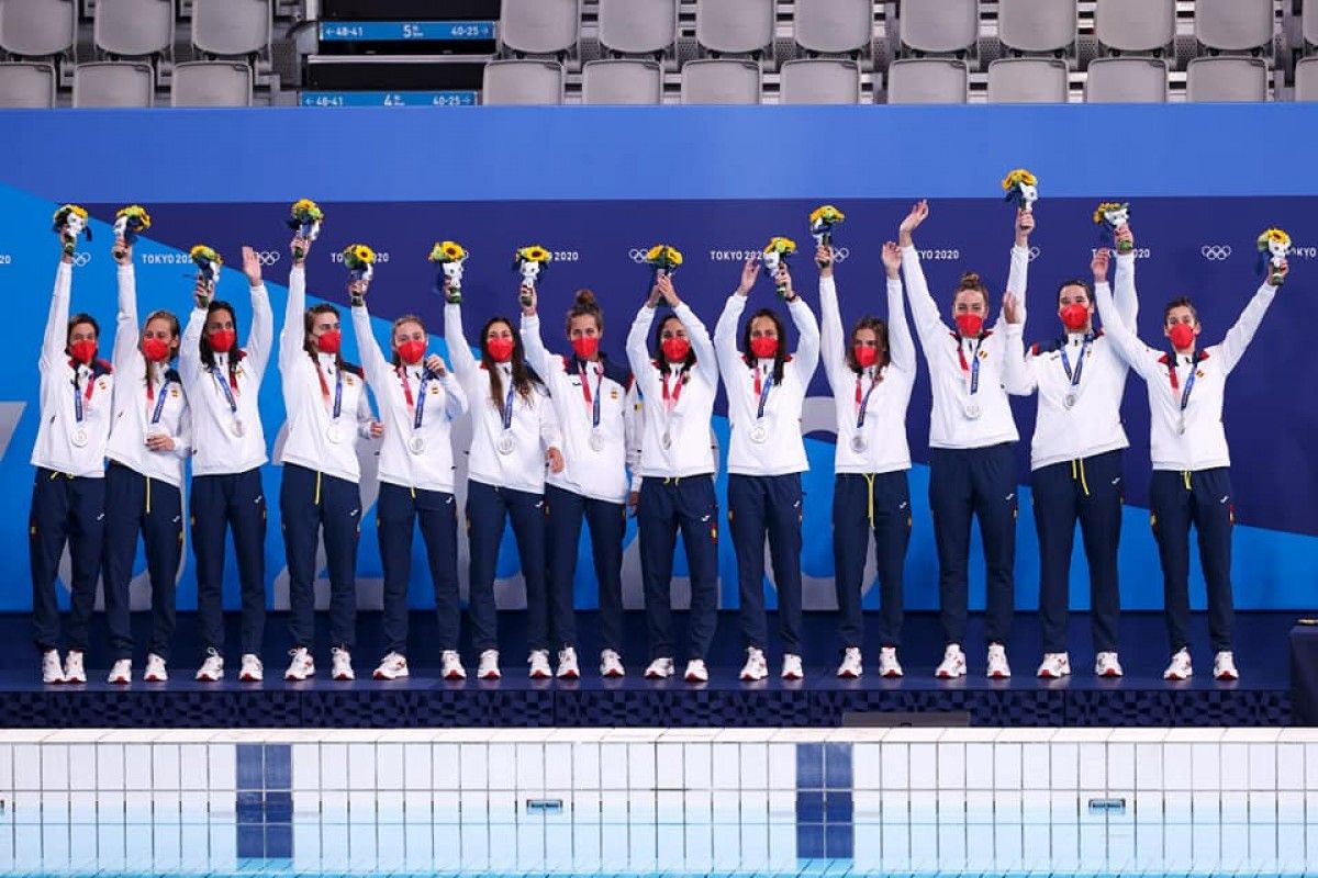 Les jugadores de la selecció espanyola de waterpolo es pengen la medalla de plata als Jocs Olímpics