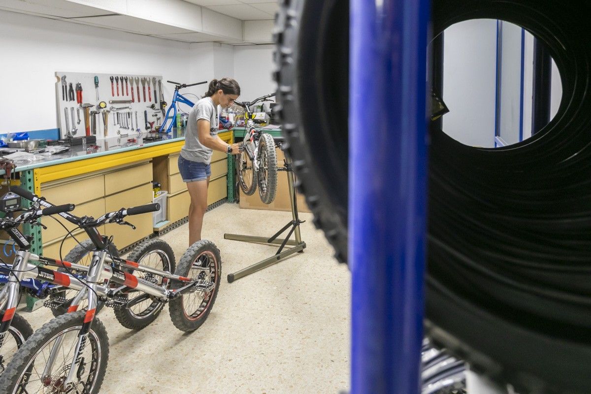 Gemma Abant treballant al taller de bicicletes de bicitrial