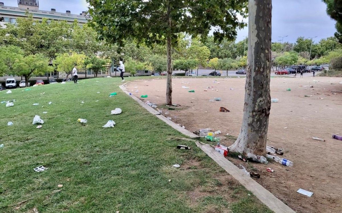 Ampolles i plàstics repartits arreu del Parc Catalunya la primera nit