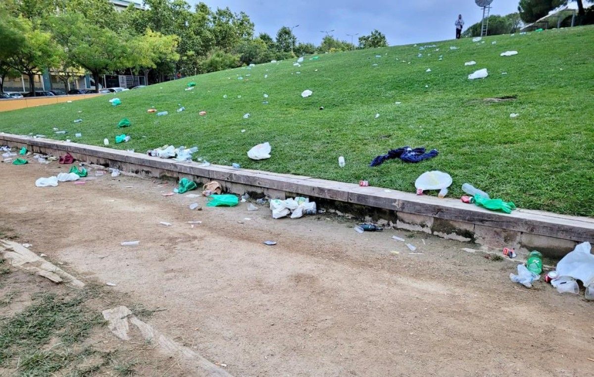Ampolles i plàstics repartits arreu del Parc Catalunya la primera nit