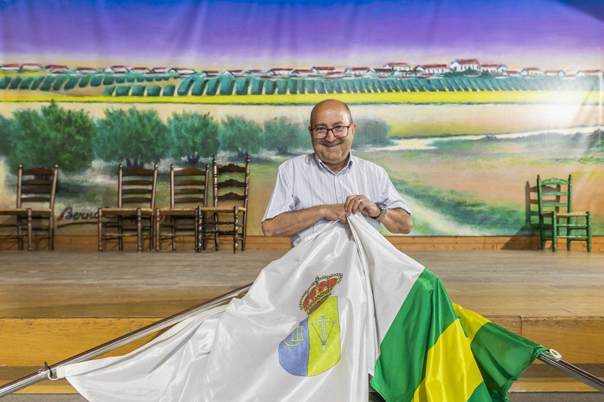 El president de l'entitat amb les banderes dels dos municipis 
