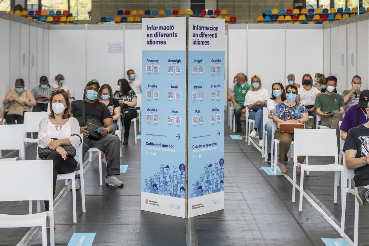 L'espera dels usuaris després de vacunar-se al vacunòdrom de Sabadell 