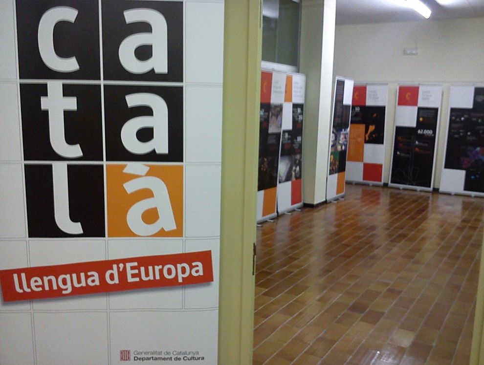 Exposició sobre el català que es pot veure al Servei de Català d'Olot.