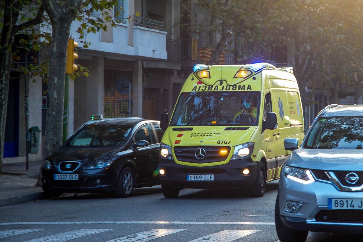 Una ambulància circulant per Sabadell.