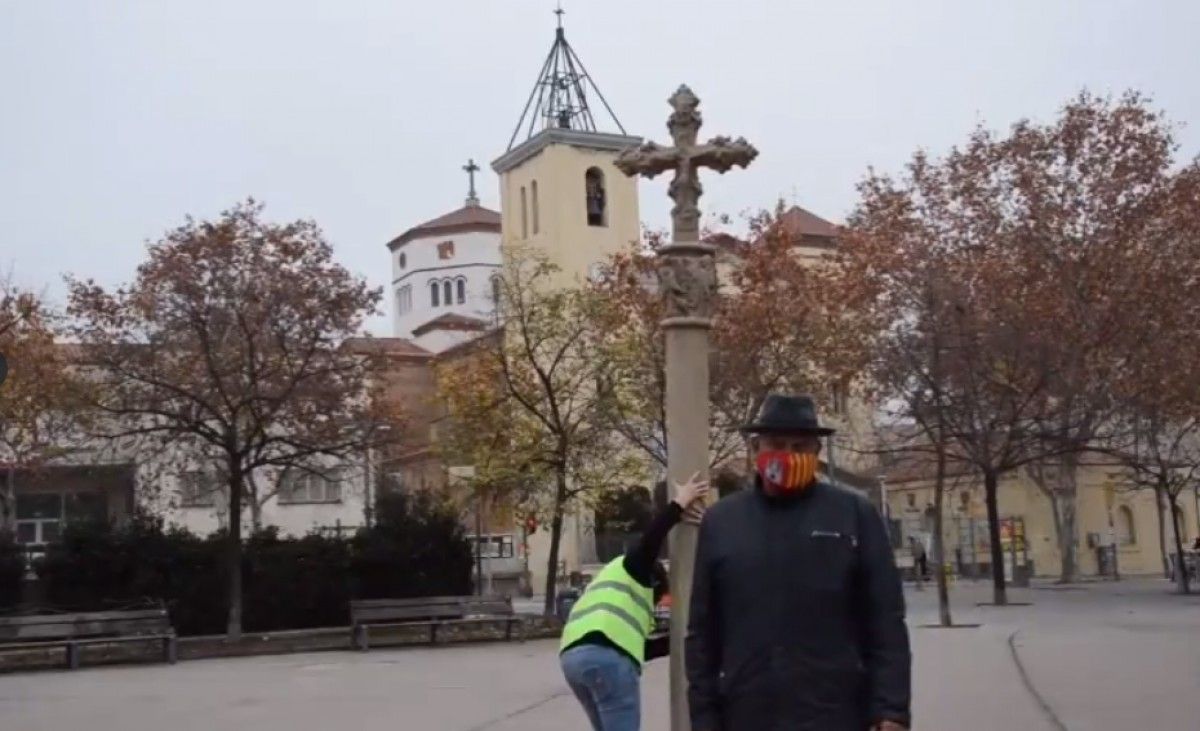 L'historiador egarenc Domènec Ferran plantant la Creu Gran de Terrassa al barri de la Creu Alta