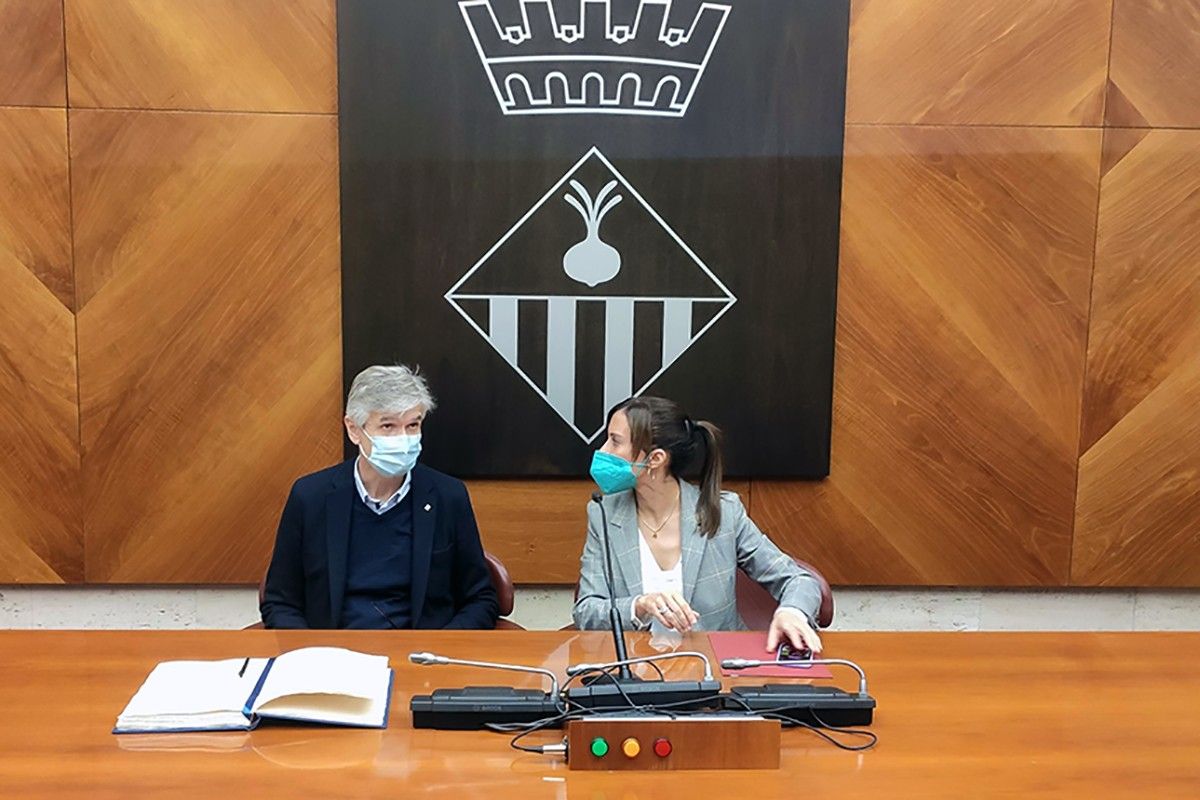 El conseller de Salut i l'alcaldessa de Sabadell, a la sala de plens 