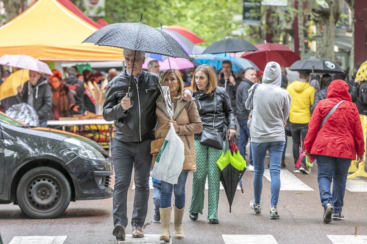 La gent passejant per Sabadell sota la pluja 