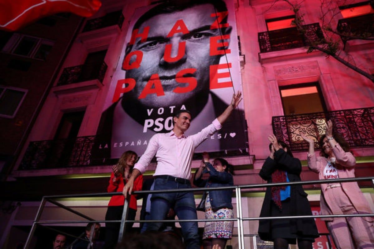 Pedro Sánchez, celebrant la seva victòria electoral a la seu del PSOE