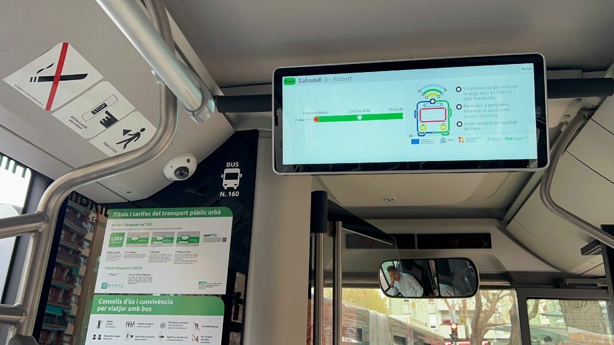 Una pantalla a l'interior d'un bus 
