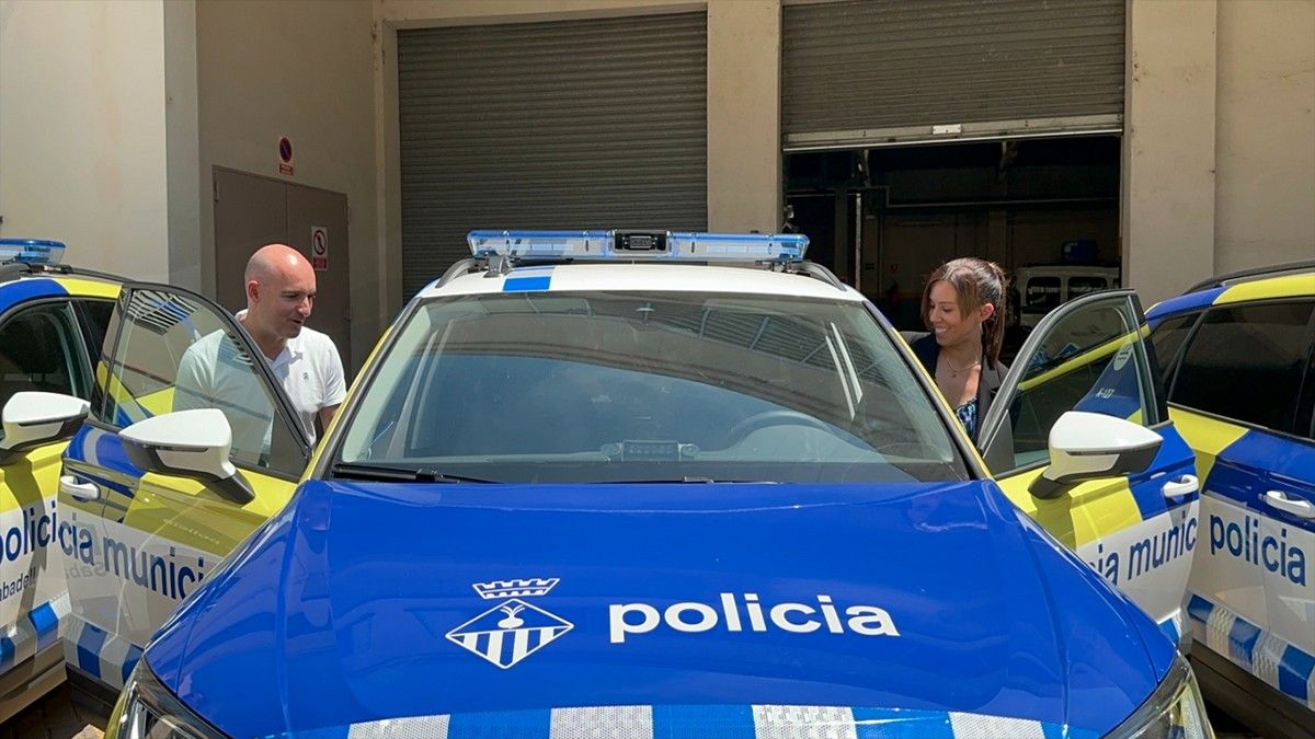 Marta Farrés i Adrián Hernández presenten els nous vehicles policials